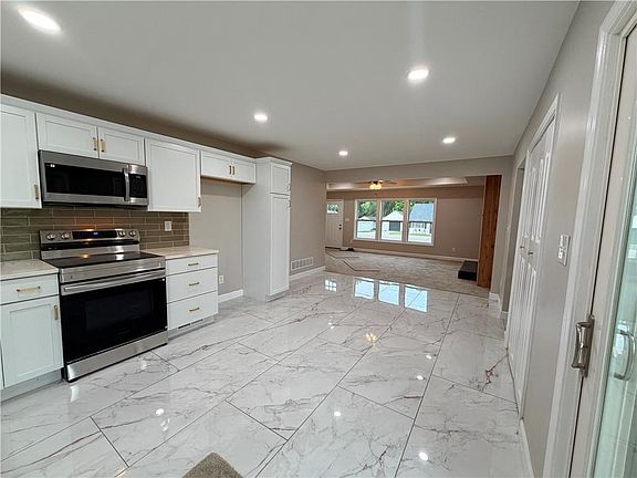 4th image of 605 NE Douglas St