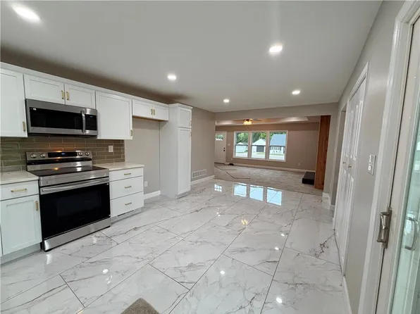 605 NE Douglas St, Lees Summit, MO 64063