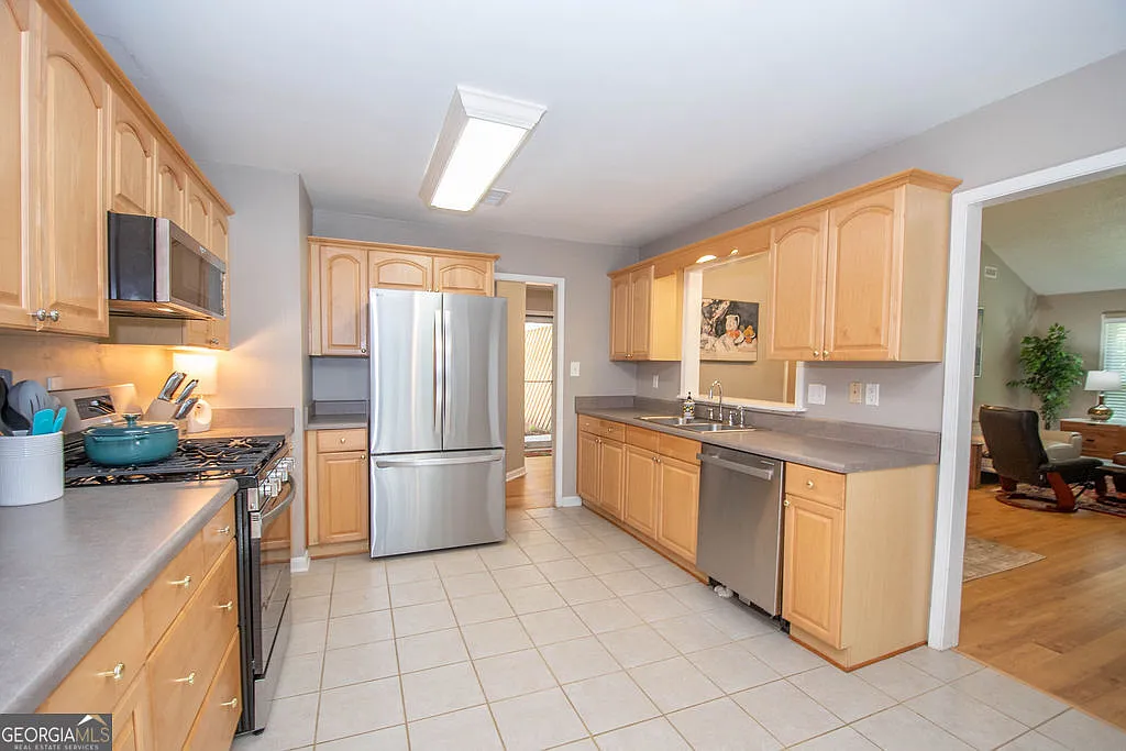 3 bed, 2.0 bath, 1688 sqft, $3,950 — Photo 3