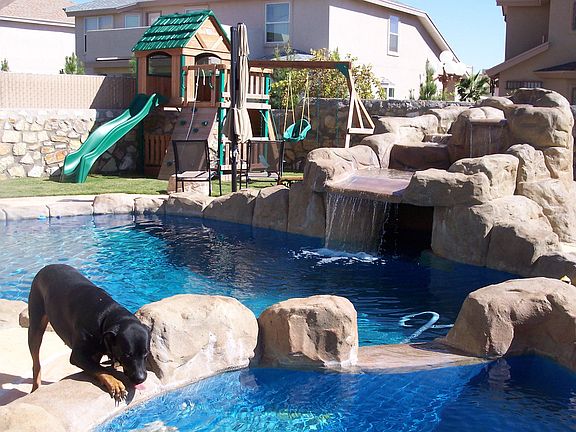 Hot Tub,Pool,Cave/Waterfall,& Playset!