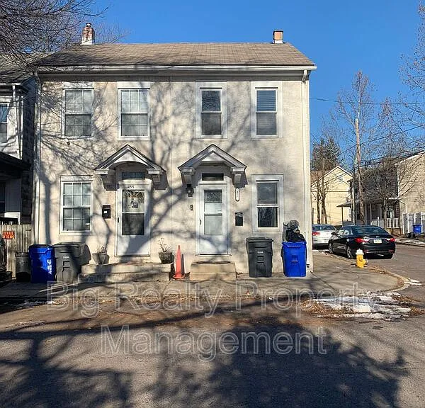 457 Walnut St — Photo 1