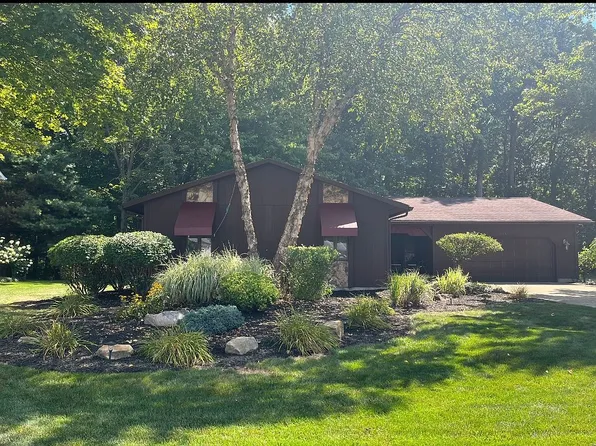 2161 Oakwood St, Girard, OH 44420