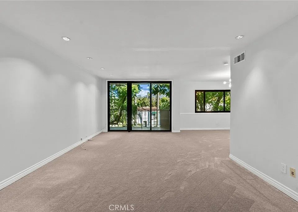 330 W State St #316
