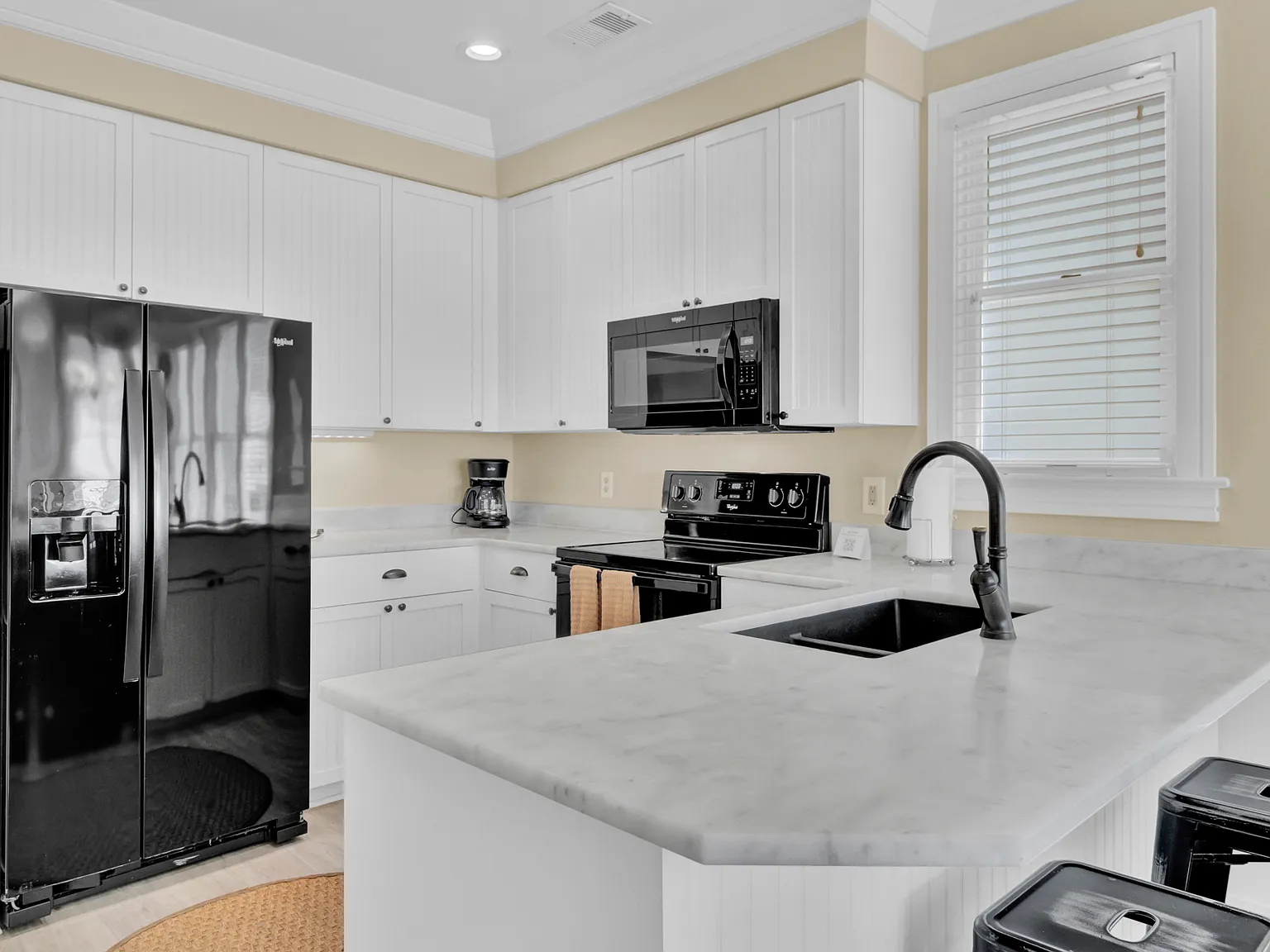 4 bed, 2445 sqft, $8,500 — Photo 2