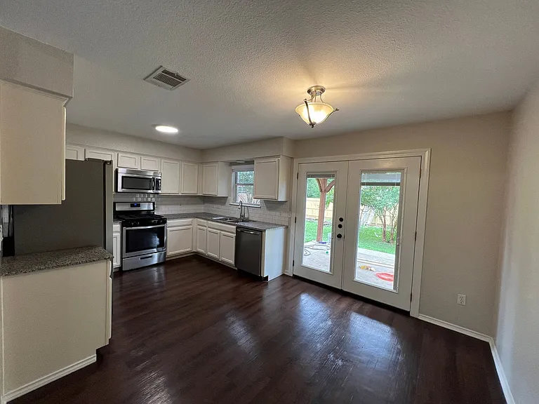 4713 Castleman Dr — Photo 6