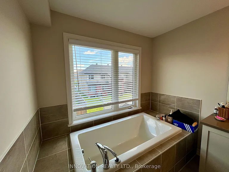 222 Dolce Cres — Photo 30