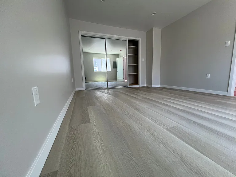 617 W 51st St #617 — Photo 11