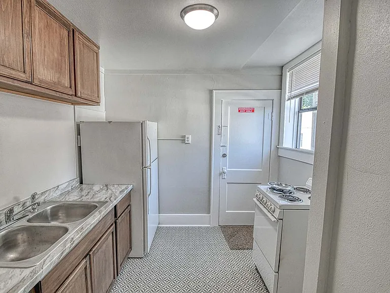 464 College Ave — Photo 12