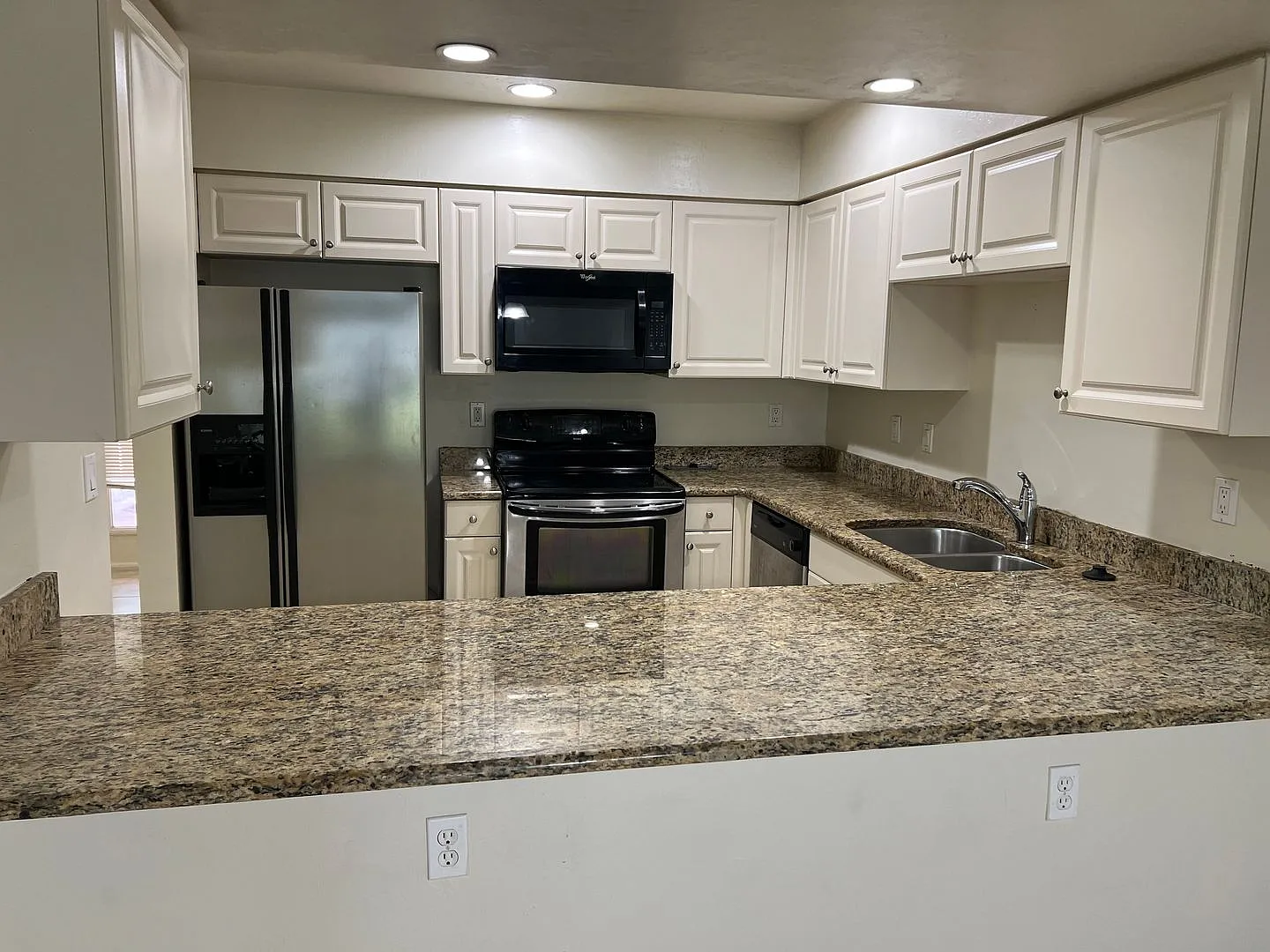 Checheckoutthis 2 Bedroom 2 1/2 Bath Townhouse — Photo 1