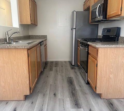 4th image of 909 Desert Oak Ct #0