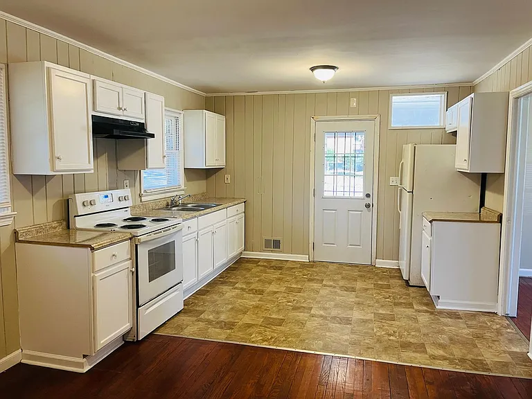 2673 Fairlane Dr SE — Photo 8
