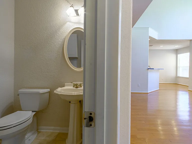 2918 Five Oaks Dr — Photo 16