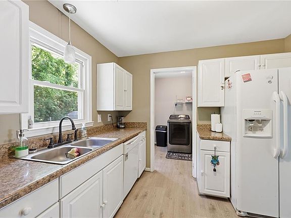 4th image of 25 Rendon Dr