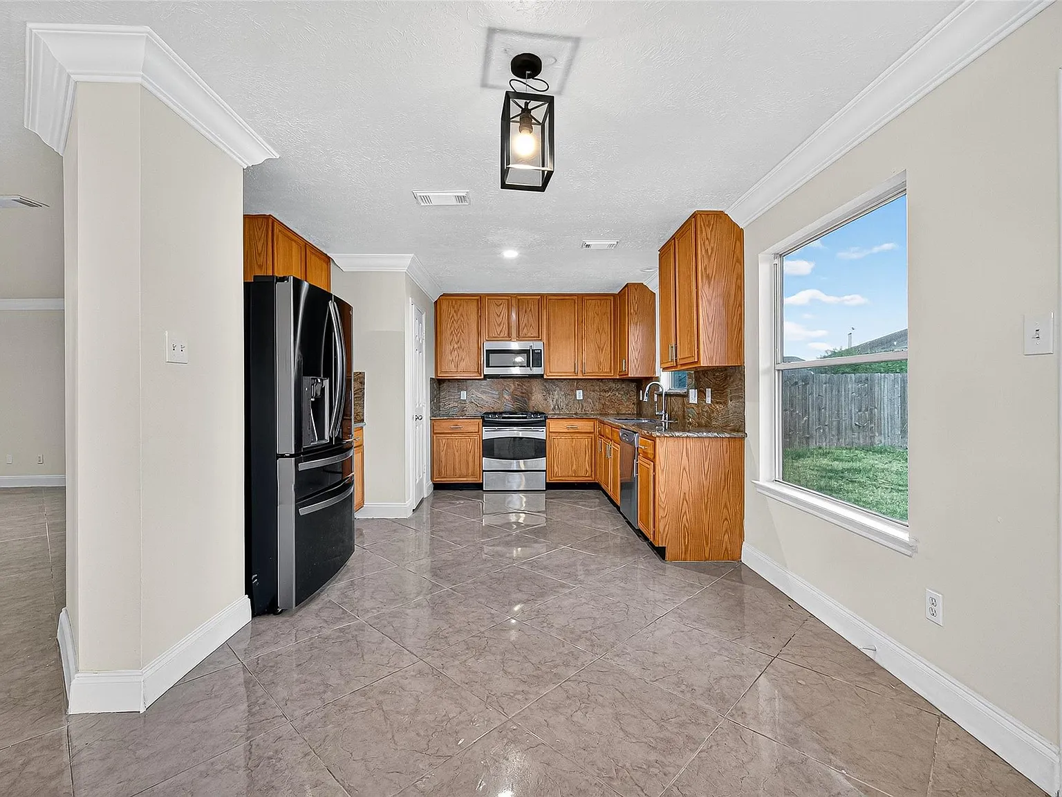 4 bed, 2.5 bath, 2278 sqft, $2,500 — Photo 4