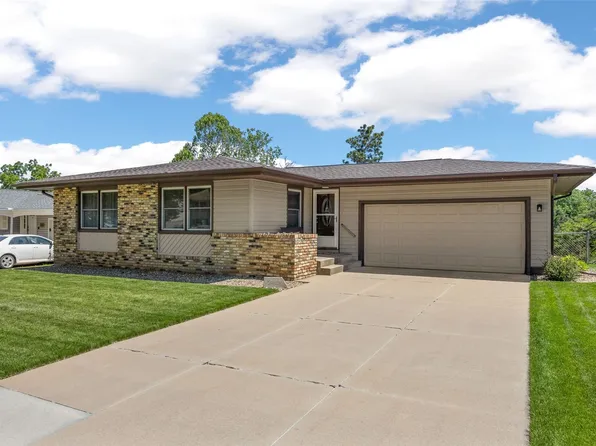 216 Windsor Dr NE, Cedar Rapids, IA 52402