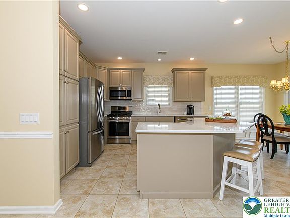 5th image of 3052 Oak Hills Dr