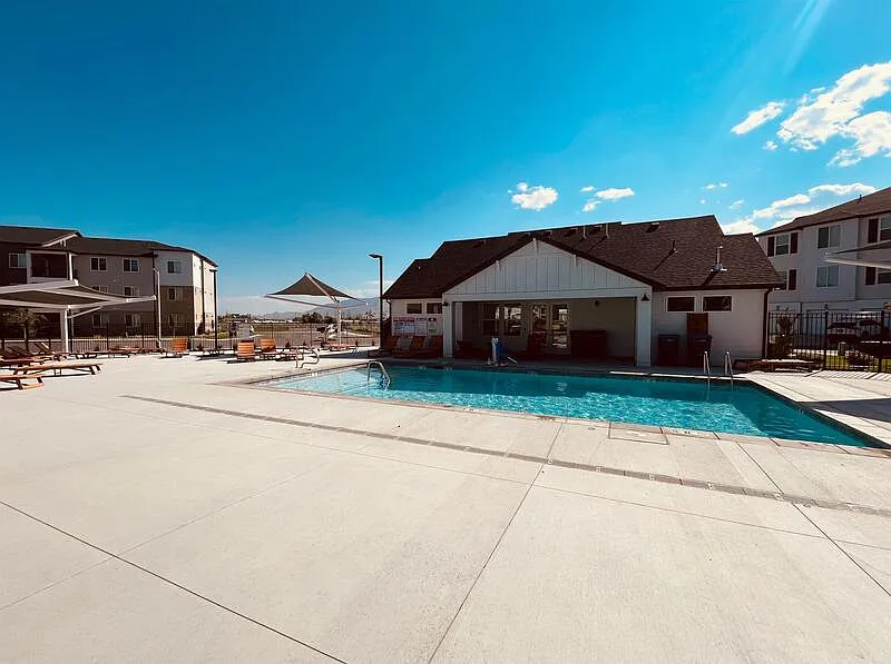 3 bed, 2.0 bath, 1250 sqft, $1,900 — Photo 2