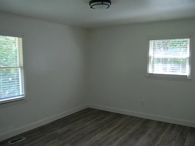 5142 Hillwood Dr — Photo 7