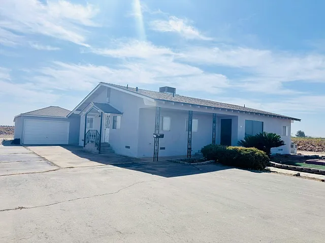 3 bed, 2309 sqft, $2,300 — Photo 3