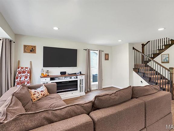3rd image of 915 Walnut Point Dr