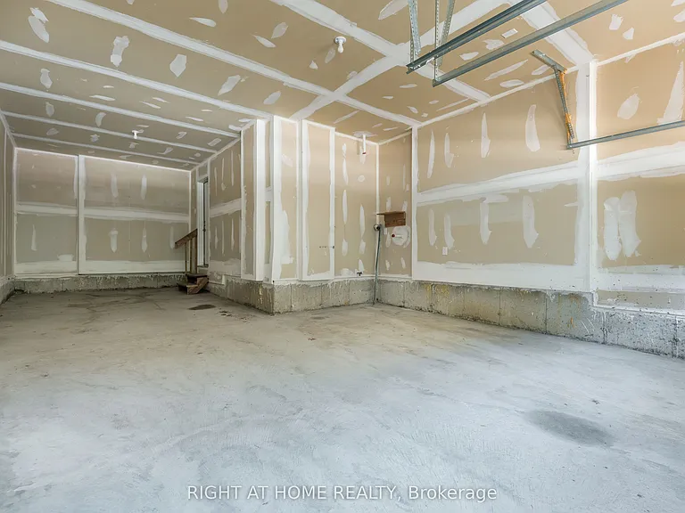 8 Monarch Dr — Photo 13