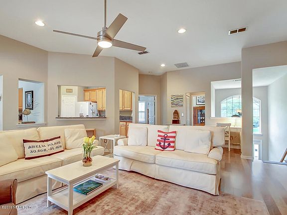 6726 Beatrix Drive-MLS_Size-013-13-Livin