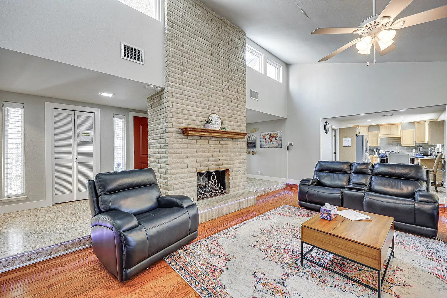 3 bed, 2.0 bath, 1776 sqft, $4,432 — Photo 3