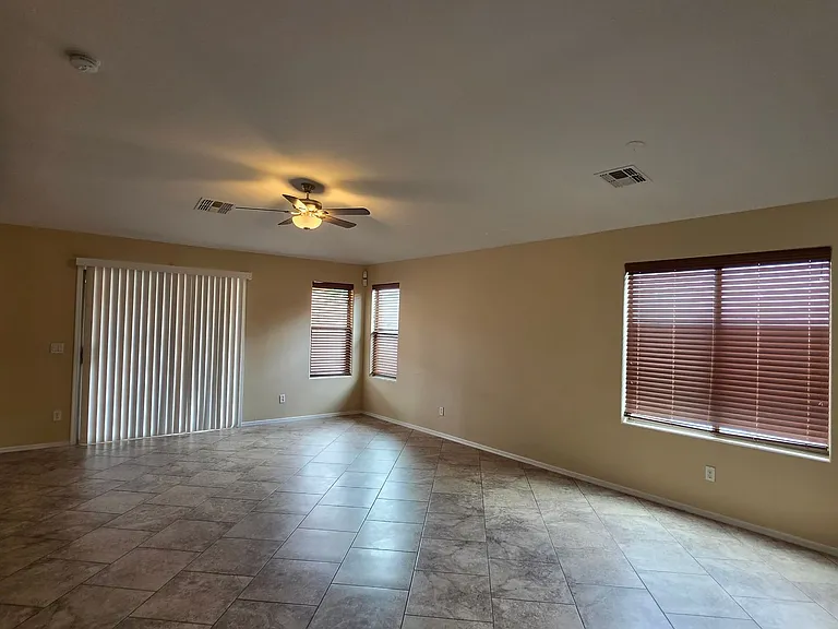 7805 S 48th Ln — Photo 16