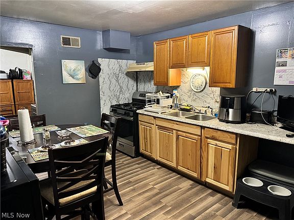5th image of 633 Dehass St