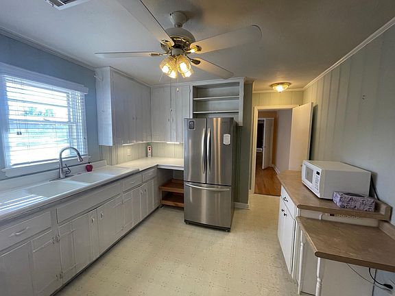 3rd image of 4210 Camellia Dr