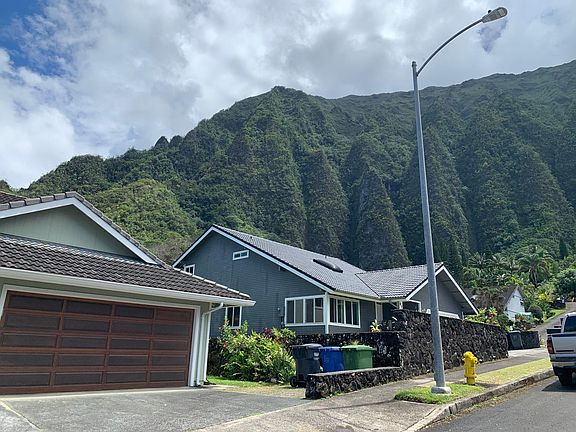 Facing the Ko'olau Mountains