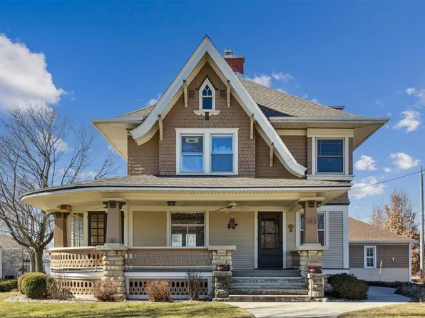 425 Vanderbilt St, Fairfax, IA 52228