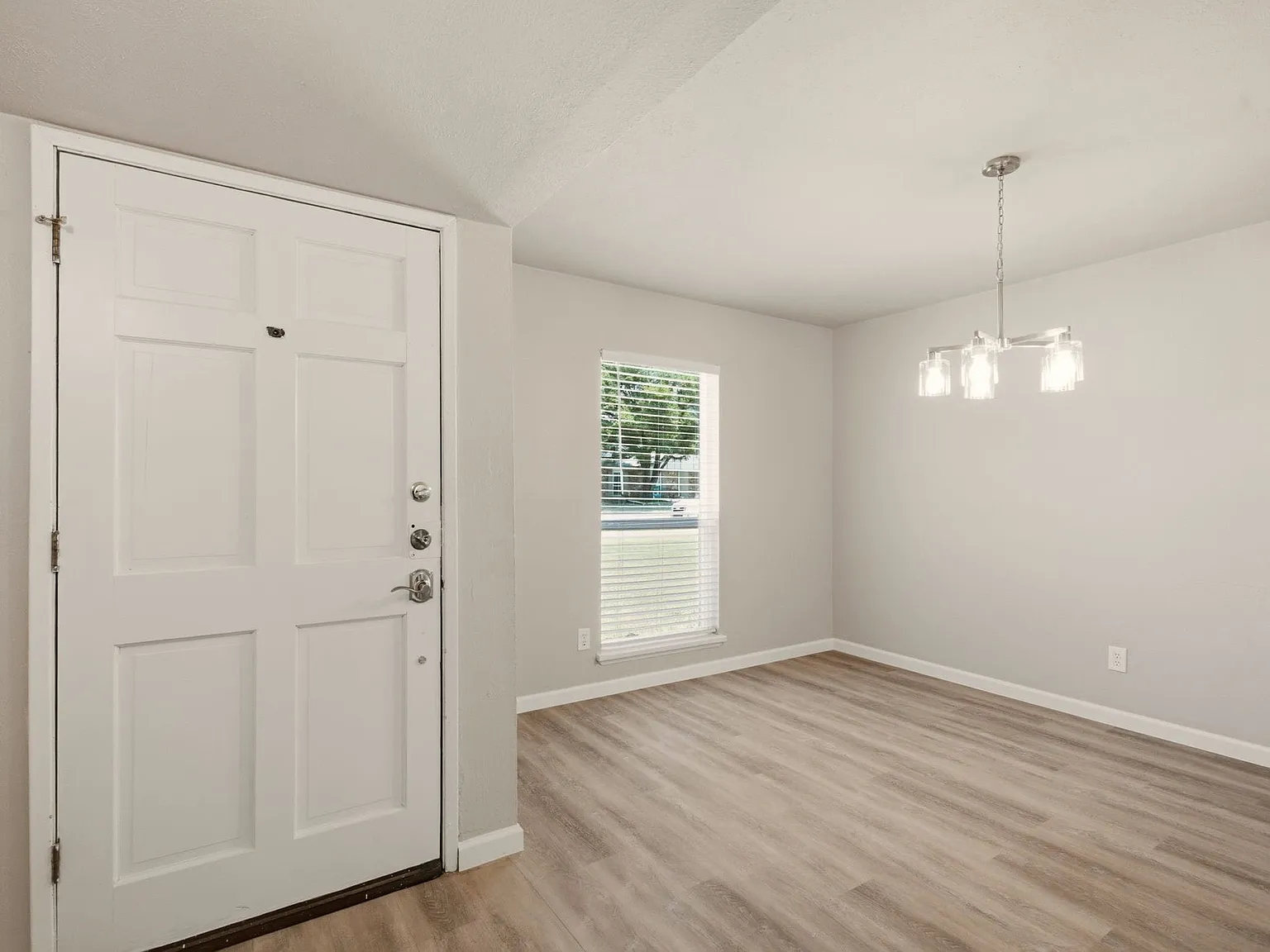 4 bed, 2.0 bath, 1783 sqft, $2,645 — Photo 3