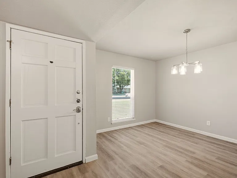 1616 Stockton Trl — Photo 2