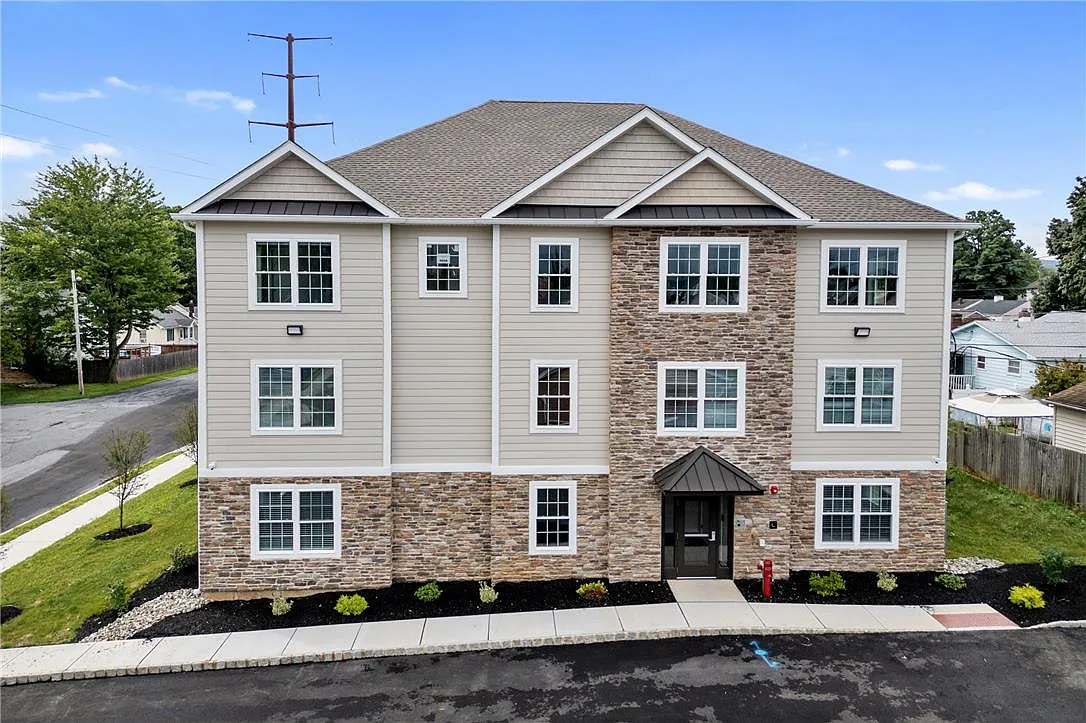 3 bed, 2.0 bath, 1000 sqft, $2,500 — Photo 1