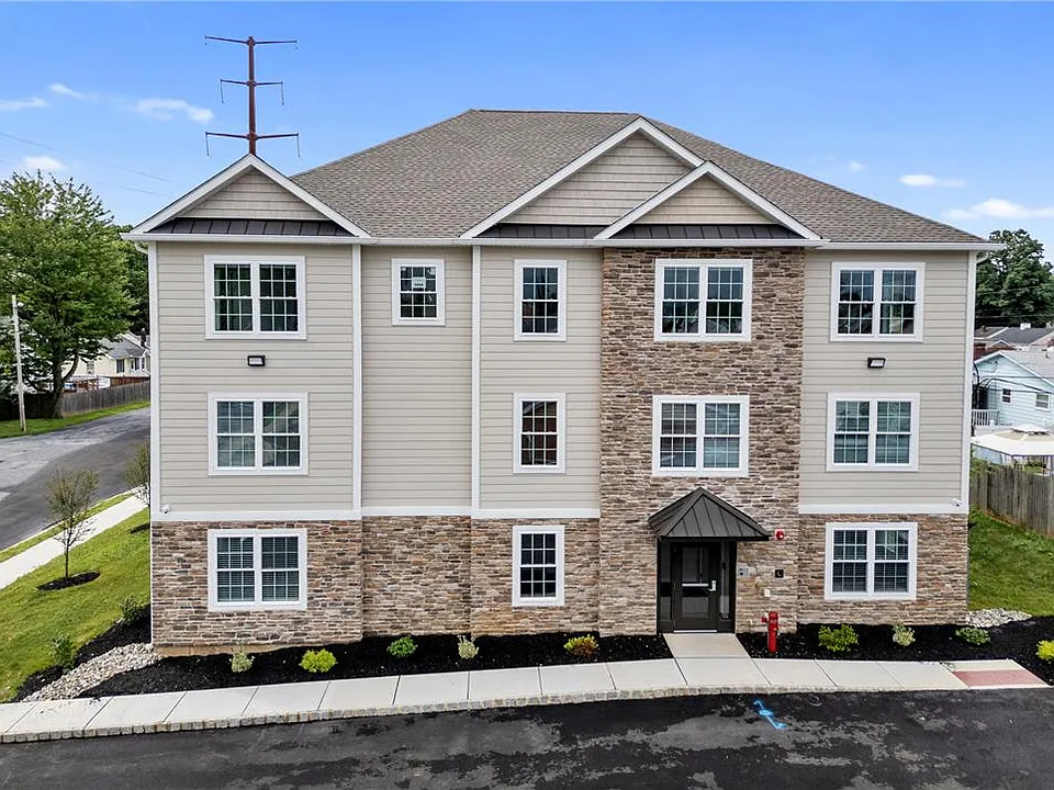 2039 Clermont St #202