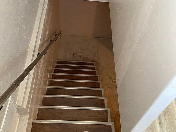 Stairway to basement 