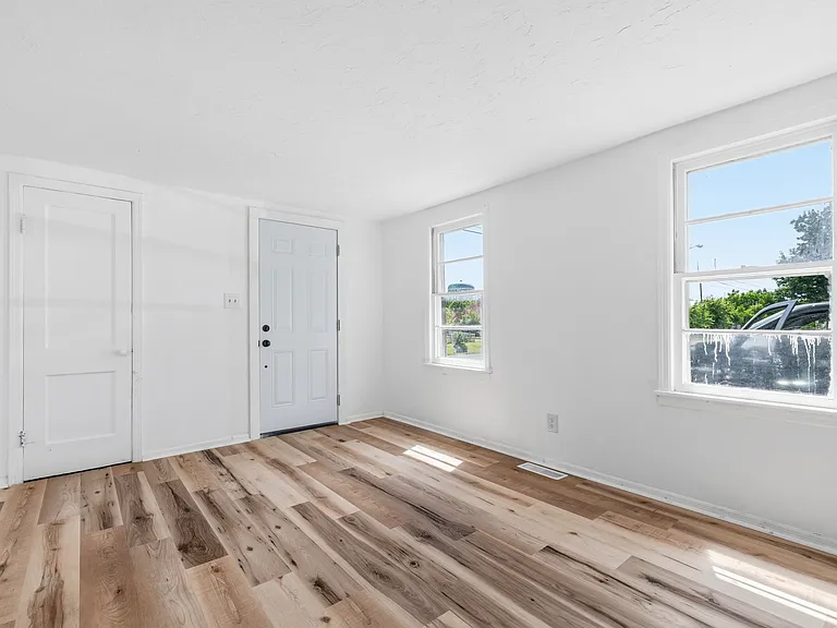 420 W 25th St — Photo 11