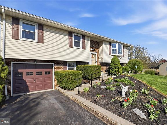 3rd image of 325 N Colebrook Rd
