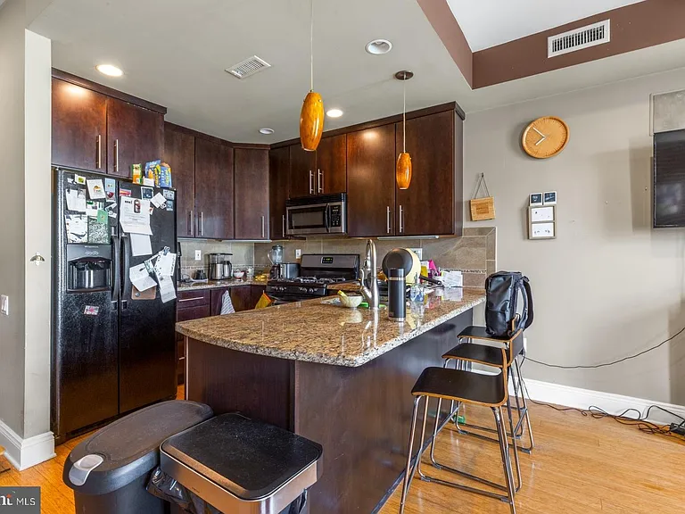 530 W Girard Ave #2 — Photo 3