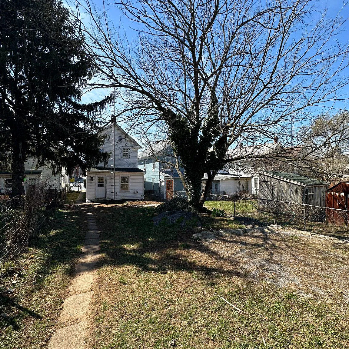 3 bed, 1.5 bath, 1248 sqft, $1,300 — Photo 3