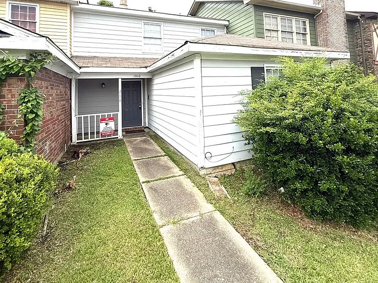 2060 Rexford Rd — Photo 1
