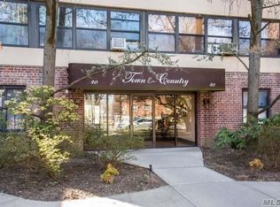 40 Schenck Ave, Great Neck, NY 11021
