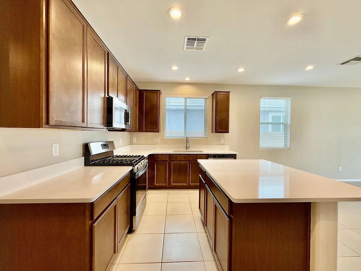 4 bed, 2.0 bath, 1720 sqft, $1,850 — Photo 4