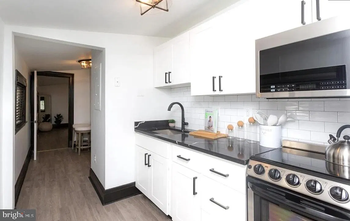 Studio, 1.0 bath, 403 sqft, $1,100 — Photo 3