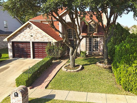2nd image of 221 Pebblebrook Ln