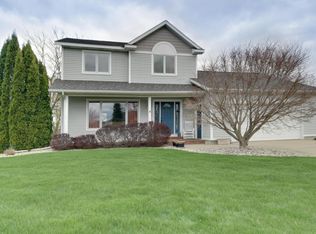 9257 Bluff Lake St, Zeeland, MI 49464