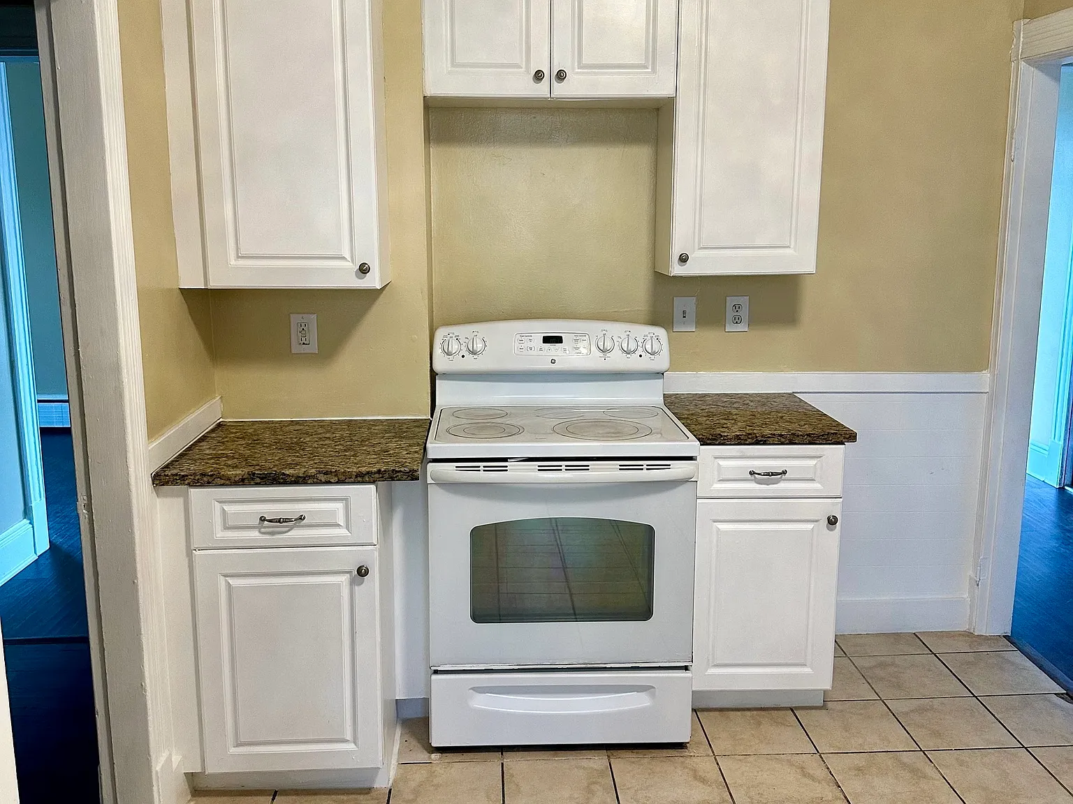 2 bed, 1.0 bath, 1128 sqft, $2,300 — Photo 3