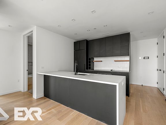 5th image of 329 Broadway #1203