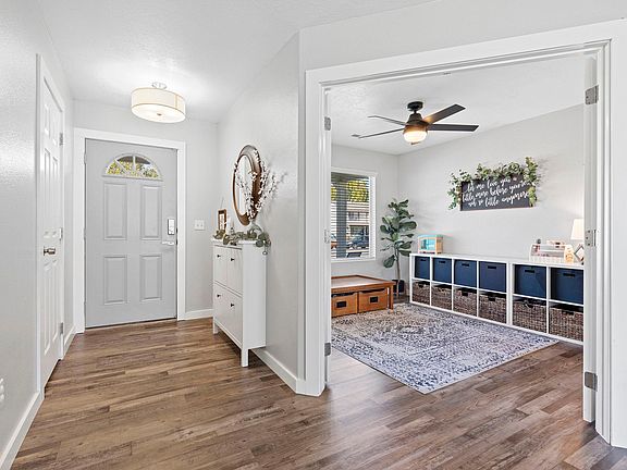 4th image of 423 Spanish Fields Dr